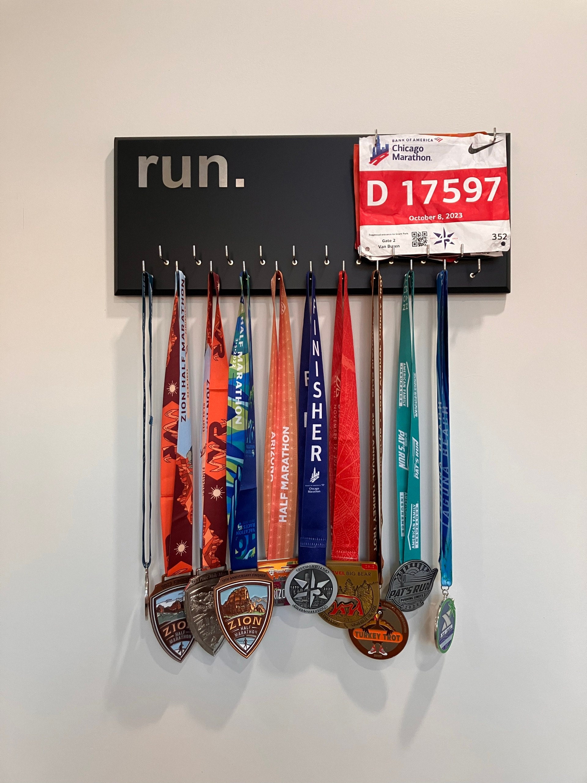 Running Medal Holder with 3D lettering, gray or black with 3D aluminium "run." letters, 21 hooks and BIB holder