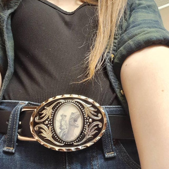 カウボーイが乗る恐竜のベルトバックル：面白い西部ロデオギフト