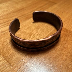 ハンドメイドの槌目銅製テンソルリング - 素朴な癒しのジュエリー