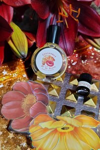 Croissant et un Bisou * Indie Perfume * Oil * Flaky Buttery Pastry * Kiss of Strawberry Preserves* Perfect for layering or on its own!