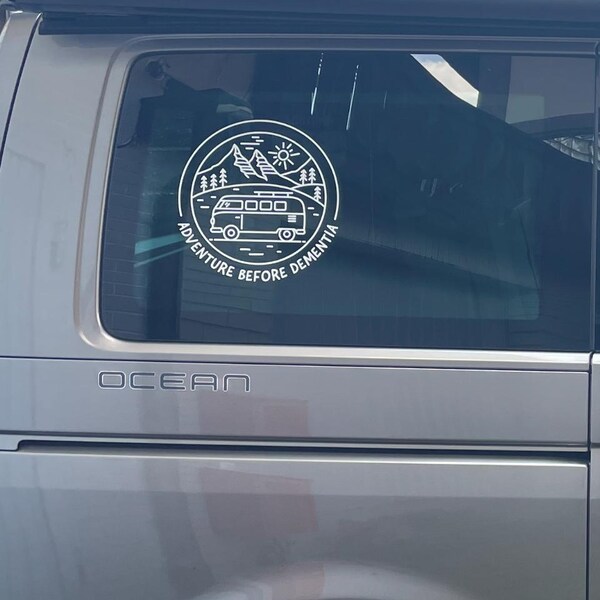 Berge Geometrisch Camper Sticker – Wetterfester Vinyl-Decal 13,5 X 10 Cm, Weiß, Selbstklebend – Für Wohnmobil, Caravan, Auto, Laptop, Wasserflasche – Symbol Für Abenteuer & Freiheit
