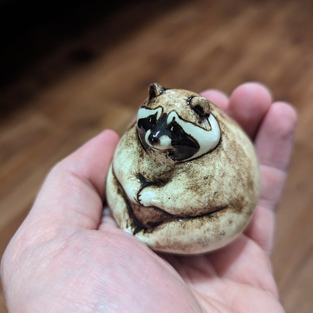 昭和レトロ　アライグマと小鳥　陶器　置物 陶器製アライグマの置物、コレクター向け彫刻、室内装飾 - Etsy 日本