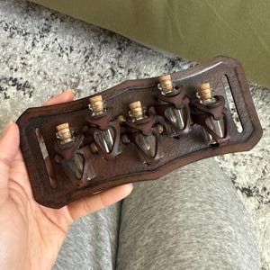 ベルト型ポーションホルダー（小型ガラス瓶5本収納可能）革製。冒険家