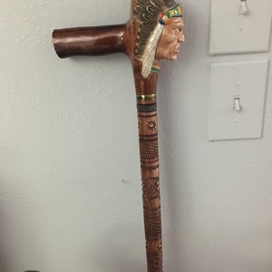 手彫りのアメリカインディアンチーフの杖：手作りの木製ハイキング