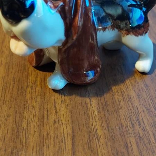 手描きのバセットハウンドの陶器の置物：コレクター向けの犬の装飾品