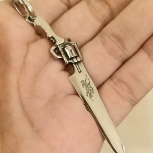 ファイナルファンタジーVIII スコール ガンブレード ネックレス：刻印
