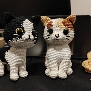 リアルな三毛猫の編み図 | 立ち姿と座り姿の2種類のあみぐるみ | 詳細