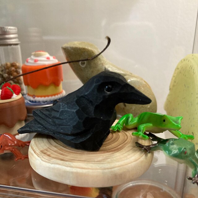 黒いカラスの木製置物 | 手彫りのカラスの鳥の彫刻 - Etsy 日本