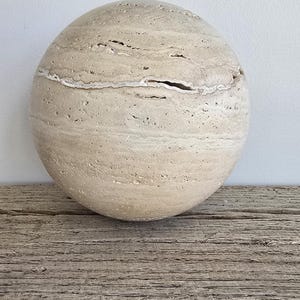 Sfera in travertino giallo - Italia