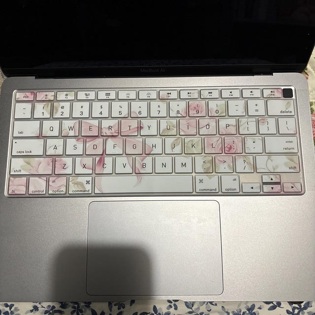 かわいいピンクの蝶ネクタイデザインのキーボードカバー（MacBook Pro