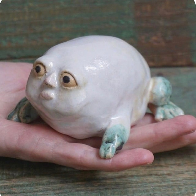 手作りの陶器製カエルの置物：奇妙な彫刻アート - Etsy 日本