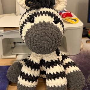 かぎ針編みの座ったシマウマのパターン サファリ アミグルミぬいぐるみ