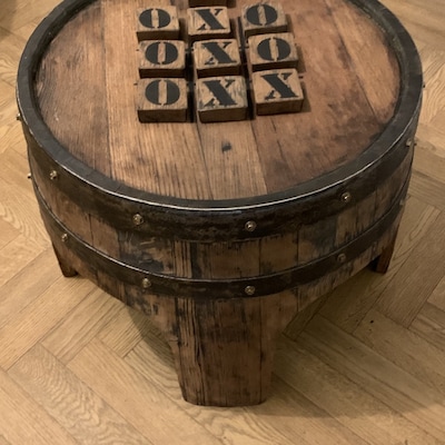 Mesa De Centro Tipo Barril De Whisky – Diseño Tres En Raya (Noughts And Crosses) – Hecha A Mano En Madera De Roble – Estilo Rústico Único