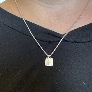 Caitlyn Minimalist の上品なイニシャルタグネックレス