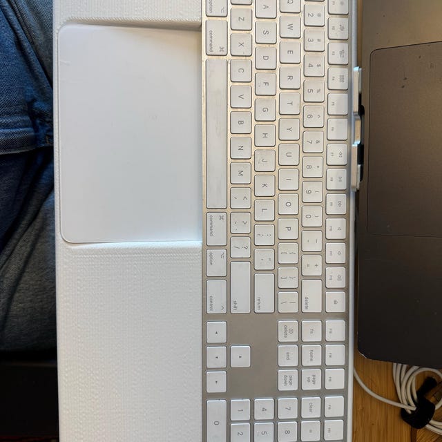 2015年版Apple Magic Keyboardおよびトラックパッド用マジックトレイ