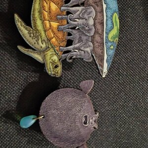 AKUPARA +++ ジュエリー木製ブローチピン世界亀ヒンズー教亀フラット