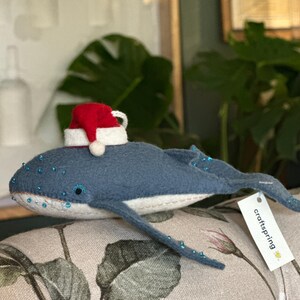 ハッピーサンタのザトウクジラのオーナメント、フェルトで作った深海の