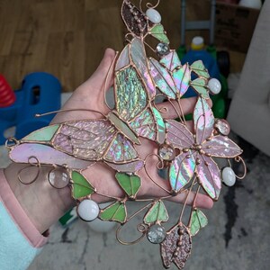 ステンドグラスの蝶のサンキャッチャー｜ピンクの花の春の新築祝い｜母