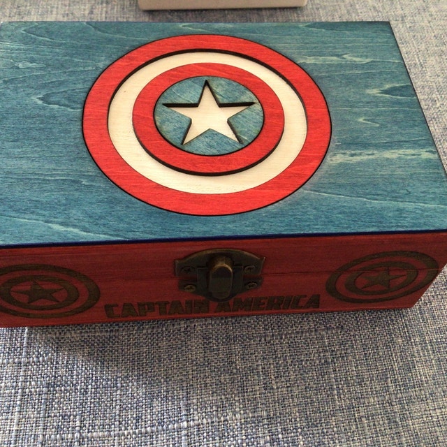 Caja personalizada Capitán América bebés. Regalos frikis Heroes bebe