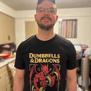 T-shirt Rouge Homme Dungeons & Dragons – Manuel Du Joueur 1983 – Neuf Avec étiquettes
