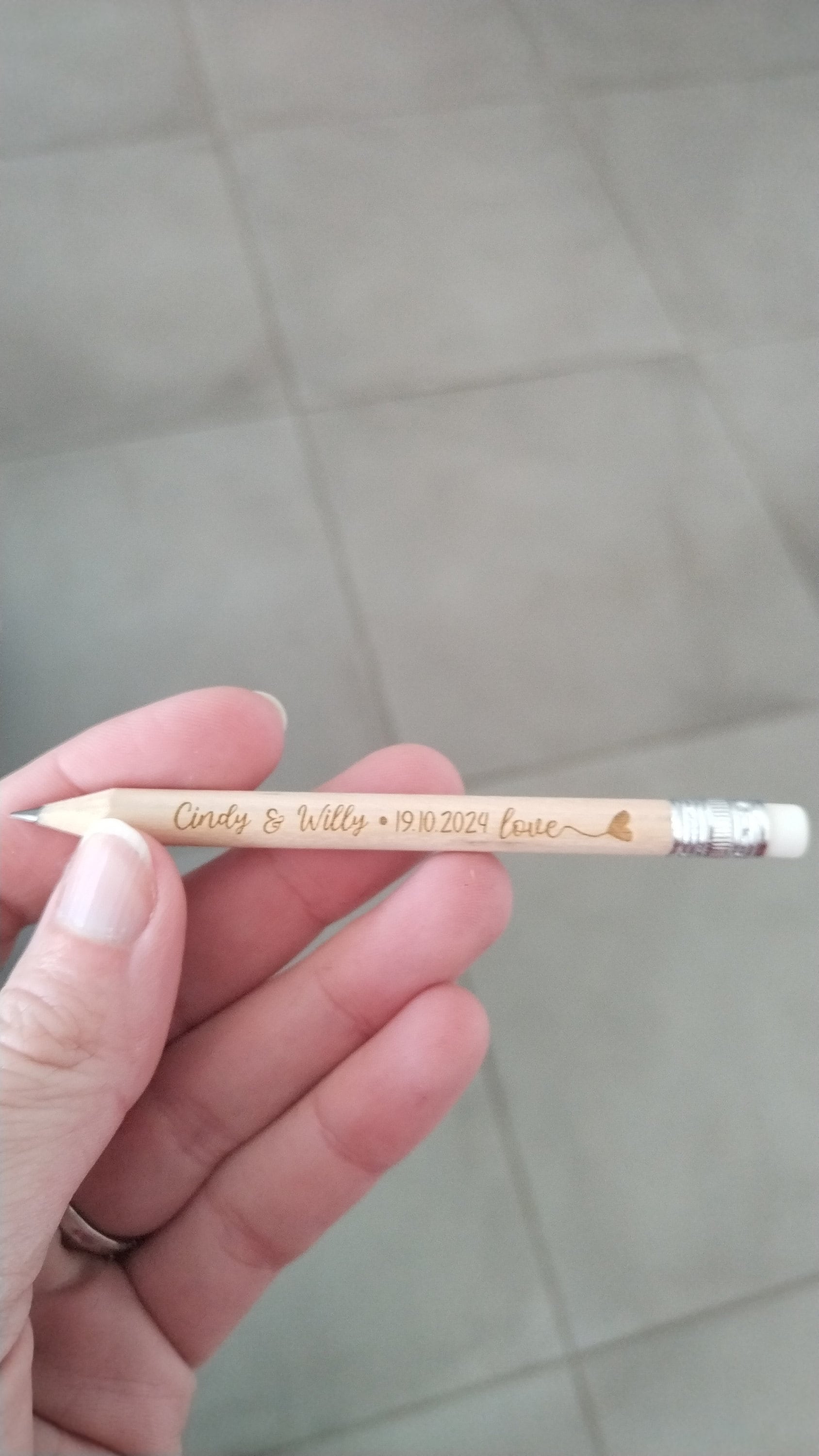 Hochzeitsgeschenke, personalisierte, gravierte rustikale Holzstifte zur Hochzeit. Einzigartige Ideen für Hochzeitsgeschenke für Geschenktüten • AA078