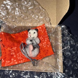 オポッサムのネックレス、ニードルフェルトのオポッサム、小さな