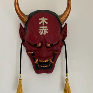 日本の伝統的な般若の面 鬼 悪魔 日本の能 伝統的な面 悪魔 赤 赤い
