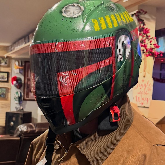 カスタムペイントされたボバ・フェットのバイクヘルメット、使い古され