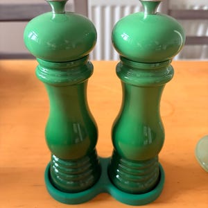 ル・クルーゼ ソルト＆ペッパーミルスタンド：手作りのキッチン