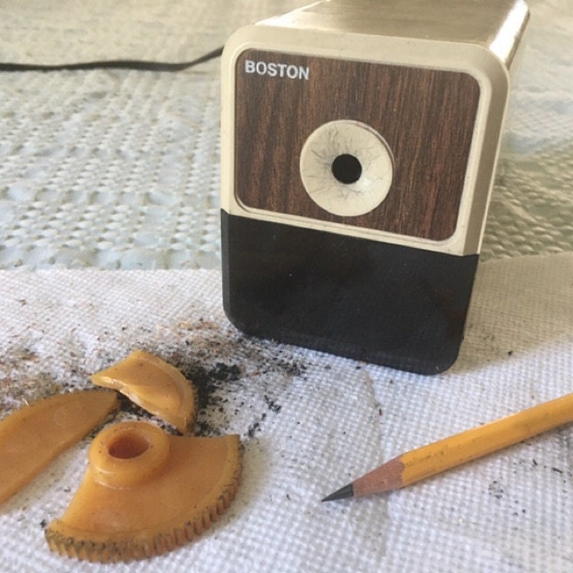 How To Use An Electric Pencil Sharpener-Full Tutorial 