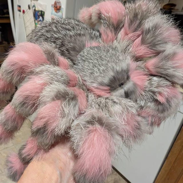  Large DazzlePompomぬいぐるみ絶版新品タグ付き クモのぬいぐるみ タランチュラ ぬいぐるみ 動物 偽昆虫 ピンク