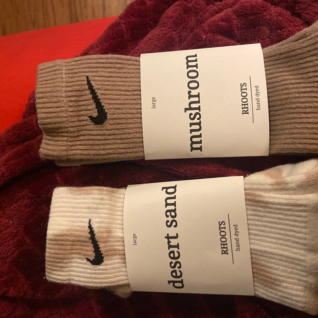 Chaussettes Nike Dri-Fit teintes à la main nude/neutre de RHOOTS -   France