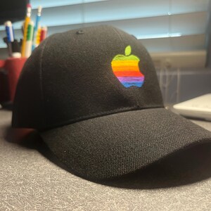 Apple Computers スペルアウト ロゴ フェルト キャップ Retro Apple Computers Rainbow Logo Hat - Embroidered