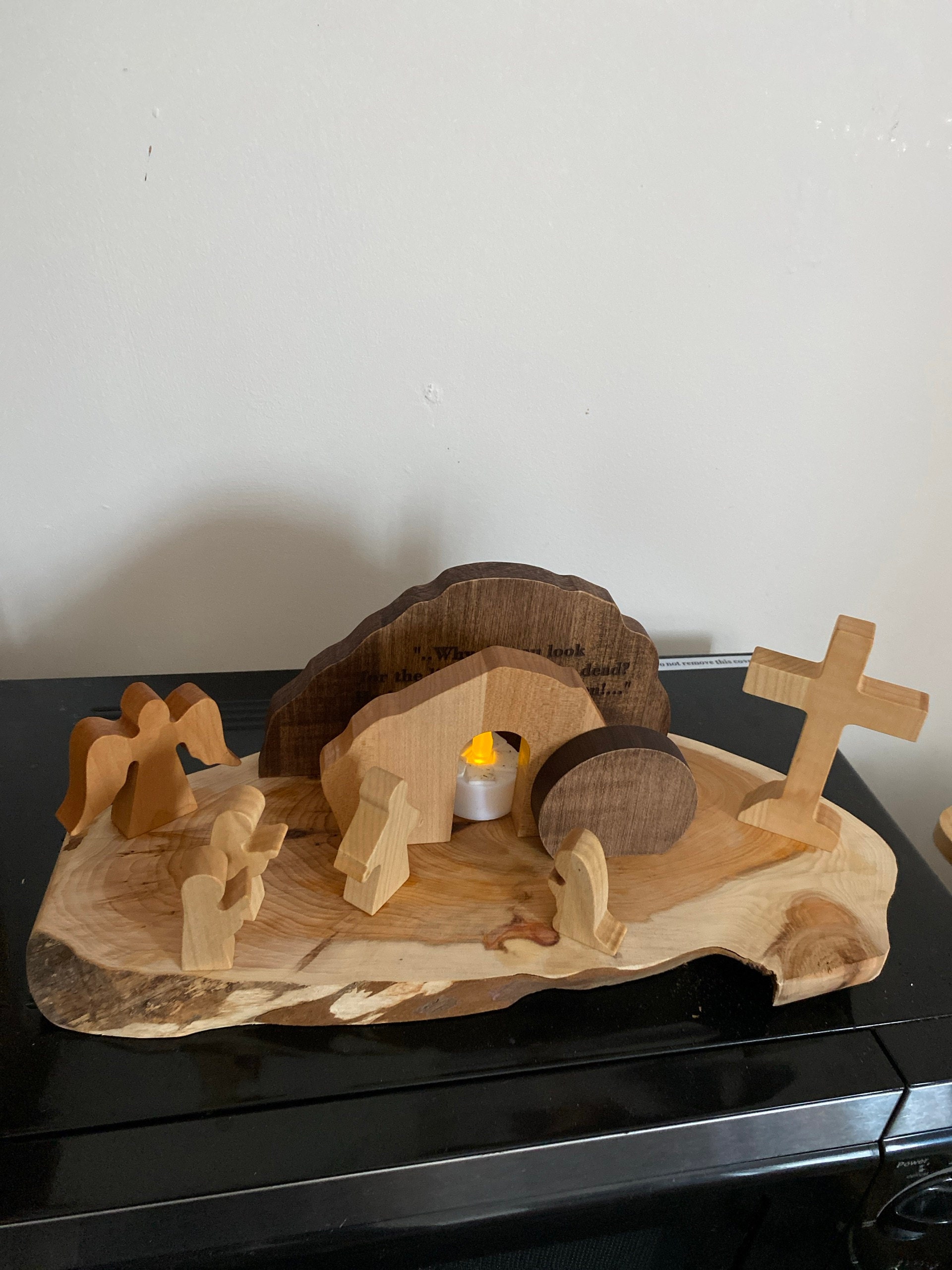 Osterdekoration, Auferstehungsszene, christliches Dekor, handgemachtes Osterandenken, Heimgeschenk, religiöse Ostergeschenke für die Familie, leeres Grab, Massivholz