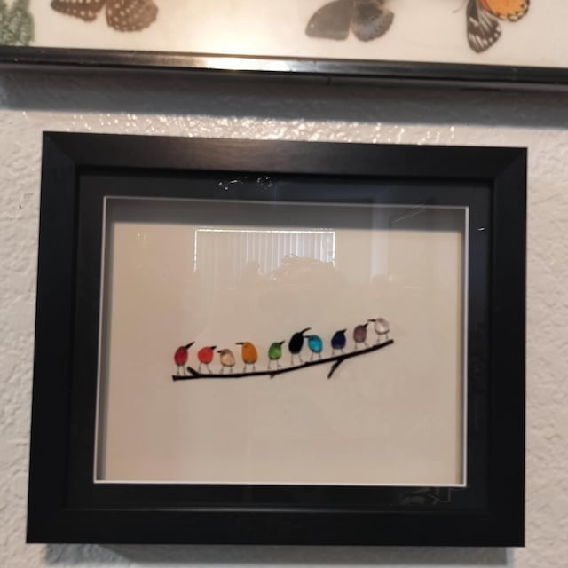 枝にとまる虹色の鳥たち - シーグラスと流木を使った絵画 - 手作りの