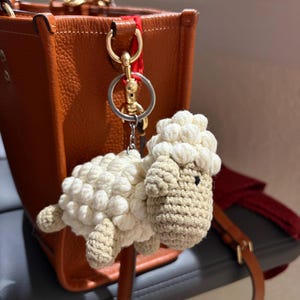 かぎ針編みの羊のキーホルダー：手作りの羊の編みぐるみバッグ