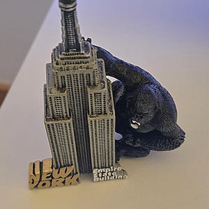 キングコングのフィギュア付きエンパイア・ステート・ビルのレプリカ 