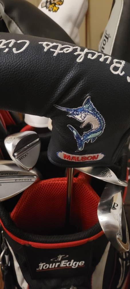 Malbon Golfschläger-Kopfbedeckungen – „Buckets City“ Premium-Leder mit gesticktem Marlin-Angel-Design – Geschenke für Papa – Geschenke für Golfer