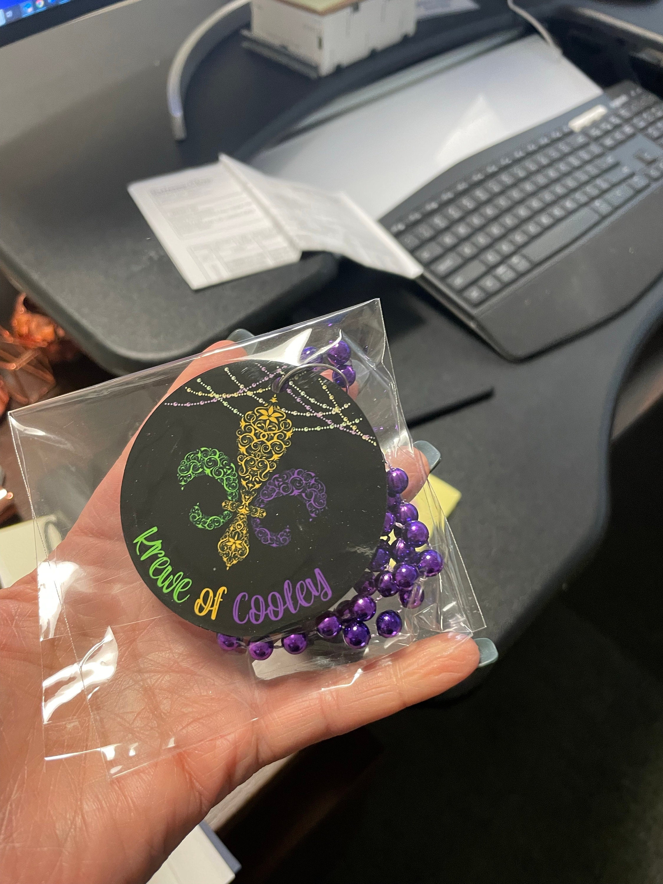 EINSEITIGE Mardi Gras-Halskettenmedaillons – Individuell gestaltet mit farbigem Design (verwenden Sie ein vorgefertigtes Design oder senden Sie Ihr eigenes ein). Großpackungen.