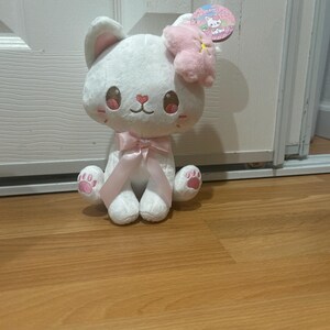 猫のお花見ぬいぐるみ - マグネット式桜アクセサリー付きポン