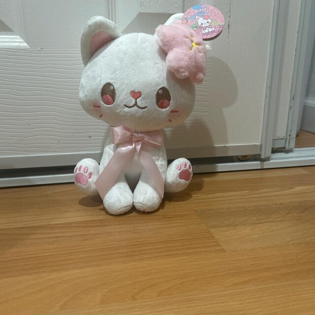 猫のお花見ぬいぐるみ - マグネット式桜アクセサリー付きポン