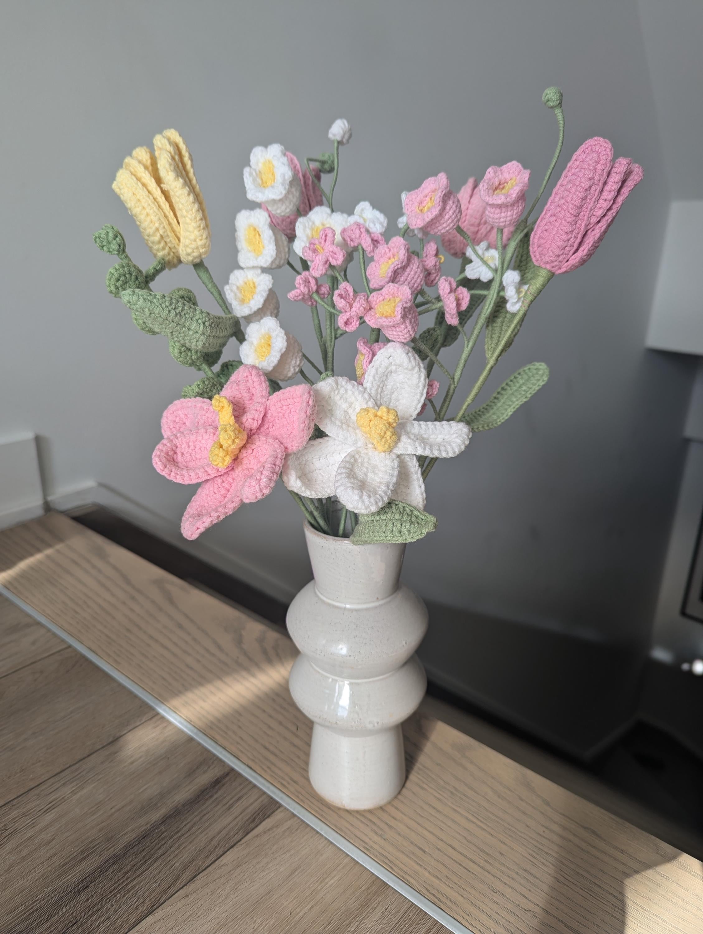 Gehäkelter Blumenstrauß, Tulpe, Rosa, Weiß, Lila, Blau, ewig, Abschluss, Geburtstag, Geschenk für Freundin, Schwester, Freundin, Liebe, Ostern