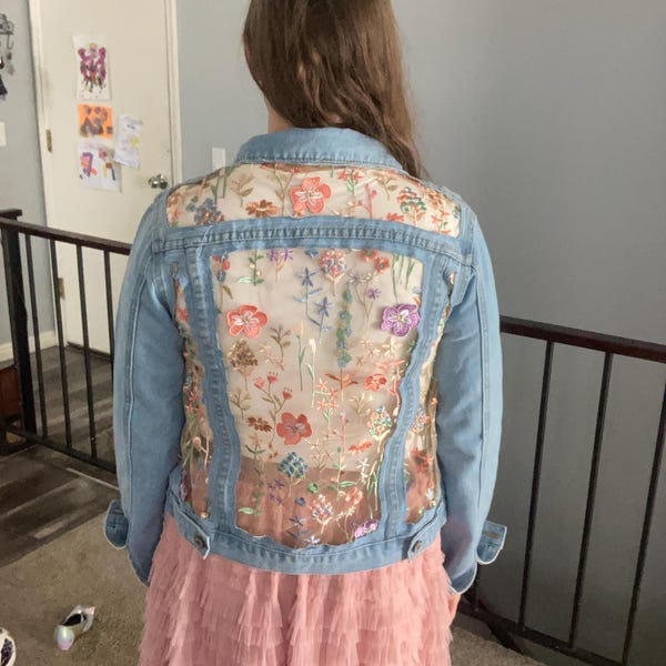 Women's Embellished Blue Spread Collar Relaxed Fit Denim Jacket
