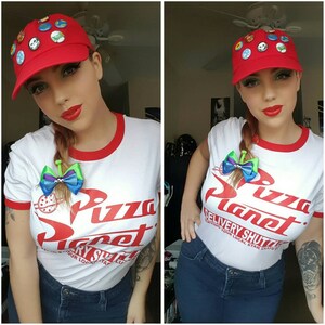Pizza Planet Ringer T-shirt & Matching Hat Combo Halloween Costume Cosplay Set - Foto 10