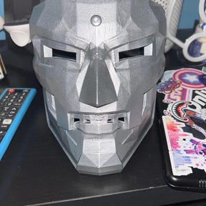 ドクター・ドゥームマスク：ダークスチールバージョン、コスチューム