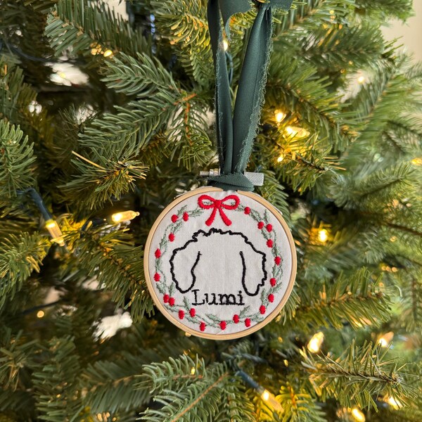 A closer look at Embroidered Pet Crate Liners With Customized Ornaments