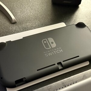 Nintendo Switchのロゴと文字入りビニールステッカー - 複数のカラーを