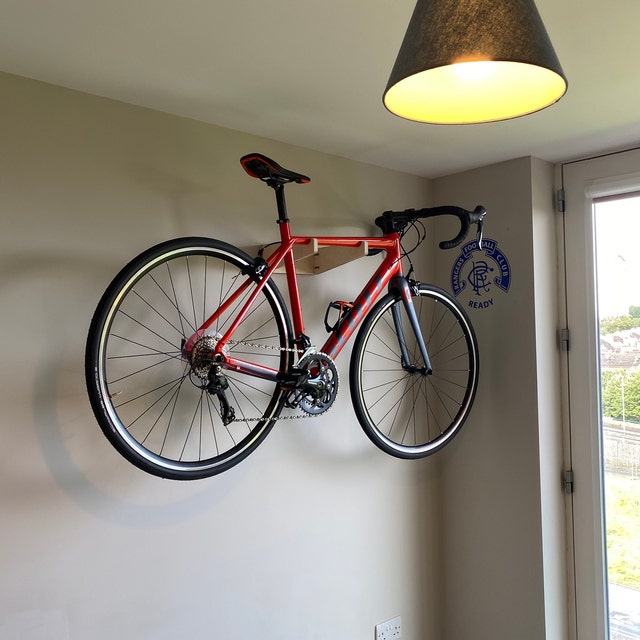 Support Mural En Bois Pour Vélo – Porte-vélos Naturel Avec 4 Vis Et Outils | Économiseur D’espace, Protection Antidérapante