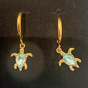 Review photo by Kimber for Gold Sea Turtle Huggie Earrings