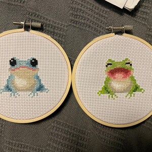 カエルのクロスステッチパターンPDFバンドル - 青+緑のカエルの